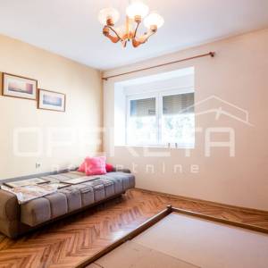 Svestrana kuća na rubnom dijelu Starog grada, Novi Vinodolski, 182 m²