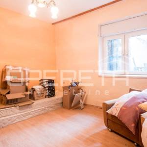 Svestrana kuća na rubnom dijelu Starog grada, Novi Vinodolski, 182 m²
