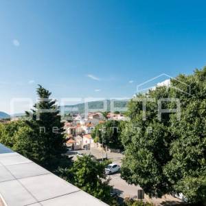 Svestrana kuća na rubnom dijelu Starog grada, Novi Vinodolski, 182 m²