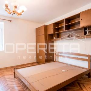 Svestrana kuća na rubnom dijelu Starog grada, Novi Vinodolski, 182 m²