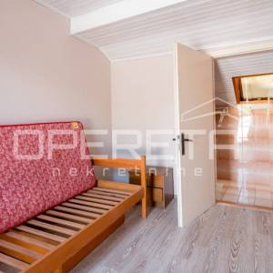 Svestrana kuća na rubnom dijelu Starog grada, Novi Vinodolski, 182 m²