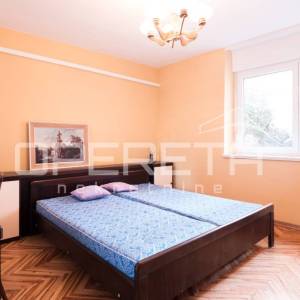 Svestrana kuća na rubnom dijelu Starog grada, Novi Vinodolski, 182 m²