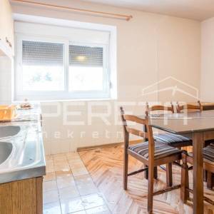 Svestrana kuća na rubnom dijelu Starog grada, Novi Vinodolski, 182 m²