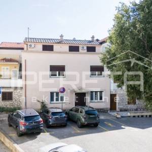 Svestrana kuća na rubnom dijelu Starog grada, Novi Vinodolski, 182 m²