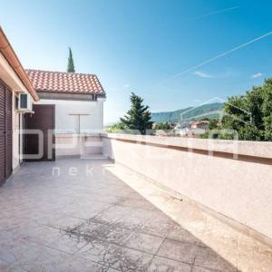 Svestrana kuća na rubnom dijelu Starog grada, Novi Vinodolski, 182 m²
