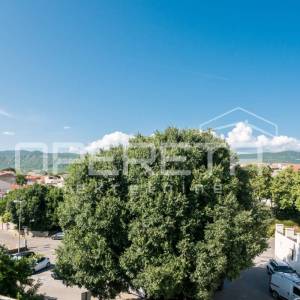 Svestrana kuća na rubnom dijelu Starog grada, Novi Vinodolski, 182 m²
