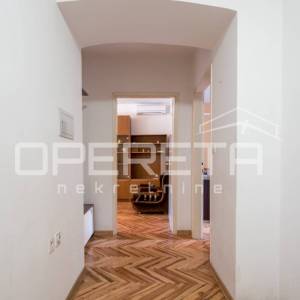 Svestrana kuća na rubnom dijelu Starog grada, Novi Vinodolski, 182 m²