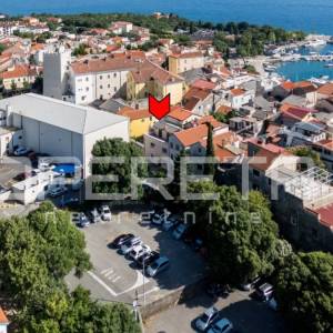 Svestrana kuća na rubnom dijelu Starog grada, Novi Vinodolski, 182 m²