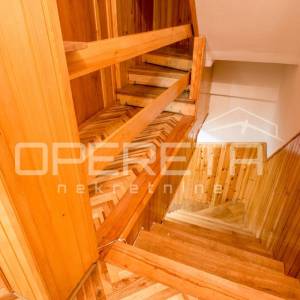 Svestrana kuća na rubnom dijelu Starog grada, Novi Vinodolski, 182 m²