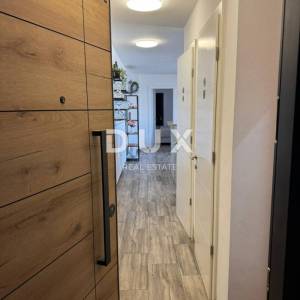 TISNO, MURTER - INVESTICIJA! Poslovni prostor u 1. redu do mora