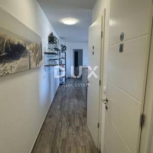 TISNO, MURTER - INVESTICIJA! Poslovni prostor u 1. redu do mora