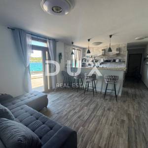 TISNO, MURTER - INVESTICIJA! Poslovni prostor u 1. redu do mora