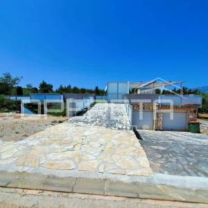 Top investicija u Dalmaciji: 4 apartmana + dvorište + projekt – 50 m od mora