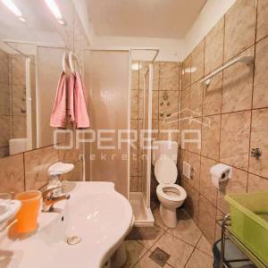 Top investicija u Dalmaciji: 4 apartmana + dvorište + projekt – 50 m od mora