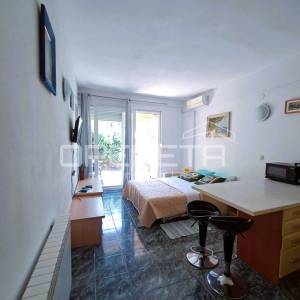 Top investicija u Dalmaciji: 4 apartmana + dvorište + projekt – 50 m od mora