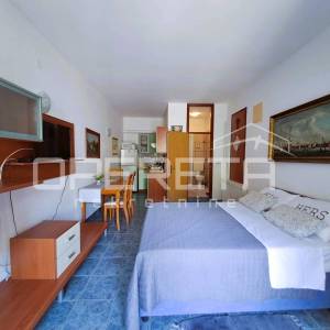 Top investicija u Dalmaciji: 4 apartmana + dvorište + projekt – 50 m od mora