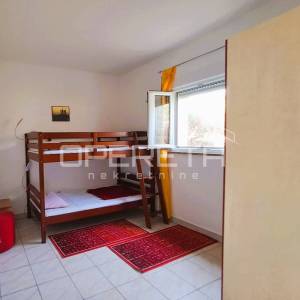 Top investicija u Dalmaciji: 4 apartmana + dvorište + projekt – 50 m od mora
