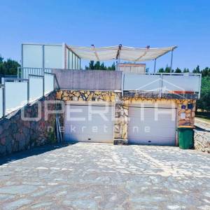 Top investicija u Dalmaciji: 4 apartmana + dvorište + projekt – 50 m od mora