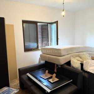Tounj - okolica, samostojeća kuća 200m2, terasa, balkon
