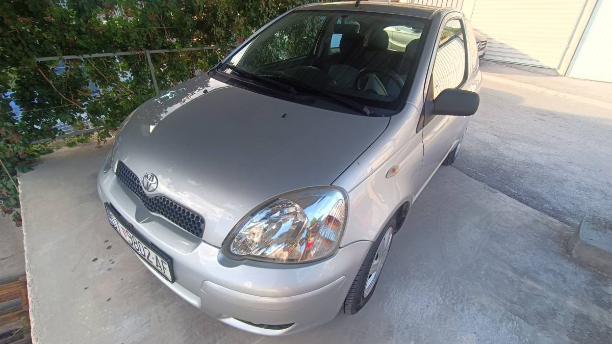 Toyota Yaris 1.0 vtt-i 130000 km klima servo odlično radi i vozi