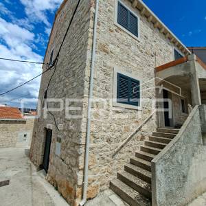 Tradicionalna kamena kuća sa garažom, kraj mora, Sutivan, Brač