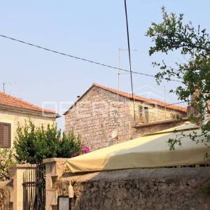 Tradicionalna kamena kuća na tri etaže u blizini mora
