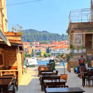 Tradicionalna kamena kuća na tri etaže u blizini mora
