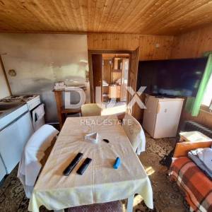 TRAKOŠĆAN, BEDNJA - drvena kućica s pogledom na Trakošćanski dvorac!