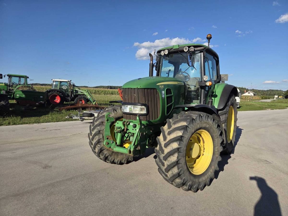 traktor JOHN DEERE 205 ks