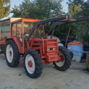 Traktor renault  sa utovarivacem