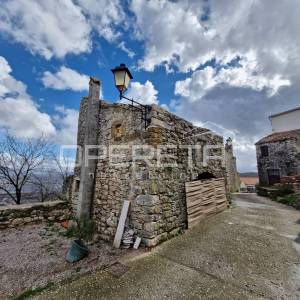 Tri kuće u nizu za renovaciju na izvrsnoj lokaciji s panoramskim pogledom