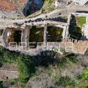 Tri kuće u nizu za renovaciju na izvrsnoj lokaciji s panoramskim pogledom