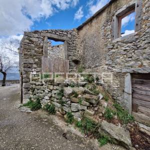 Tri kuće u nizu za renovaciju na izvrsnoj lokaciji s panoramskim pogledom