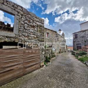 Tri kuće u nizu za renovaciju na izvrsnoj lokaciji s panoramskim pogledom