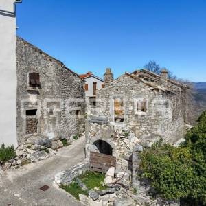 Tri kuće u nizu za renovaciju na izvrsnoj lokaciji s panoramskim pogledom