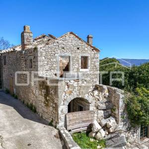 Tri kuće u nizu za renovaciju na izvrsnoj lokaciji s panoramskim pogledom
