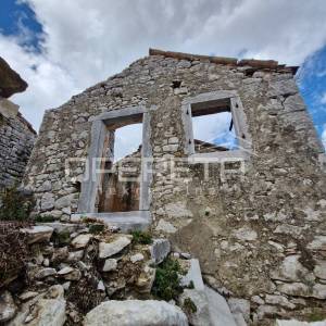 Tri kuće u nizu za renovaciju na izvrsnoj lokaciji s panoramskim pogledom