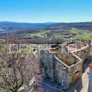 Tri kuće u nizu za renovaciju na izvrsnoj lokaciji s panoramskim pogledom
