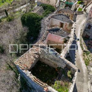 Tri kuće u nizu za renovaciju na izvrsnoj lokaciji s panoramskim pogledom