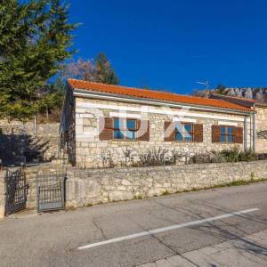 TRIBALJ, okolica Crikvenice -  Dvije kamene kuće s bazenom na mirnoj lokaciji okruženoj zelenilom