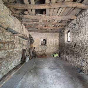 Tribalj, šarmantna starina s dvorištem i pomoćnim objektima