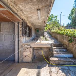 Troetažna kuća s dvorištem i pogledom na more, Trgetari, 247,26 m2