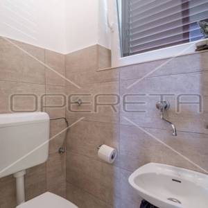 Troetažna kuća s dvorištem i pogledom na more, Trgetari, 247,26 m2