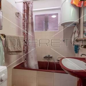 Troetažna kuća s dvorištem i pogledom na more, Trgetari, 247,26 m2