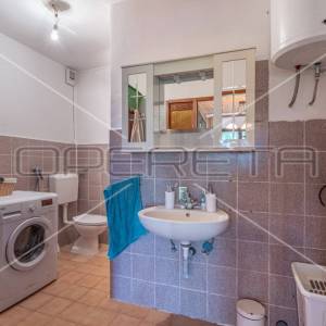 Troetažna kuća s dvorištem i pogledom na more, Trgetari, 247,26 m2