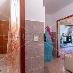 Troetažna kuća s dvorištem i pogledom na more, Trgetari, 247,26 m2