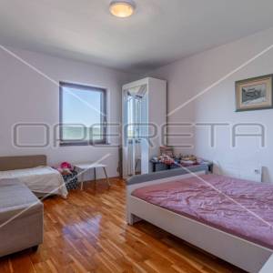 Troetažna kuća s dvorištem i pogledom na more, Trgetari, 247,26 m2