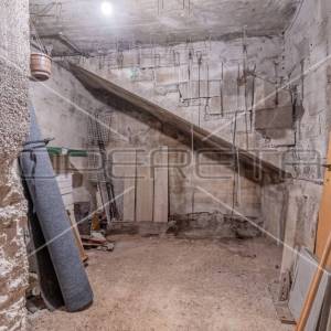 Troetažna kuća s dvorištem i pogledom na more, Trgetari, 247,26 m2