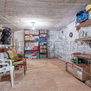 Troetažna kuća s dvorištem i pogledom na more, Trgetari, 247,26 m2