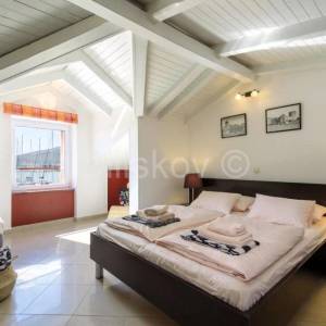 Trogir, Čiovo, kamena kuća s 3 apartmana, prodaja